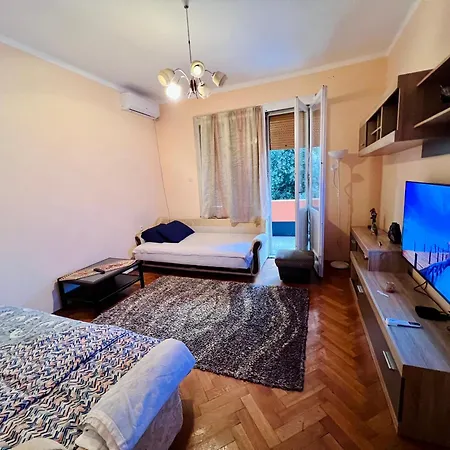 Center Square Apartment *